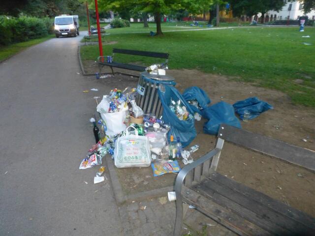 Einer von vielen übervollen Mistkübeln.
Wervolle Rostoffe wie Glas, Aluminium und div. Plastiksorten werden als Restmüll entsorgt.