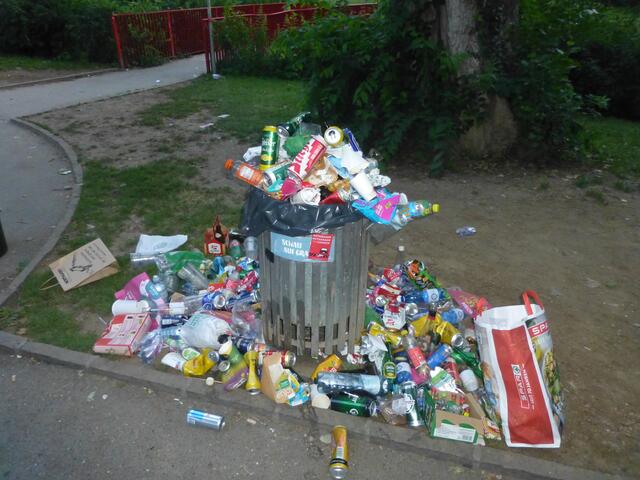Einer von vielen übervollen Mistkübeln.
Wervolle Rostoffe wie Glas, Aluminium und div. Plastiksorten werden als Restmüll entsorgt.