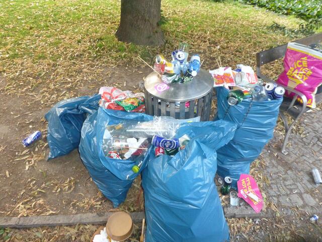 Einer von vielen übervollen Mistkübeln.
Wervolle Rostoffe wie Glas, Aluminium und div. Plastiksorten werden als Restmüll entsorgt.