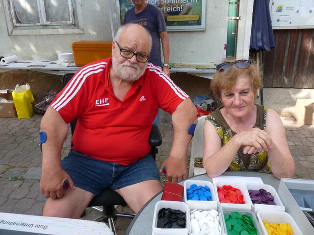 Simon und Johanna Dörflinger beim Pfarrstand.