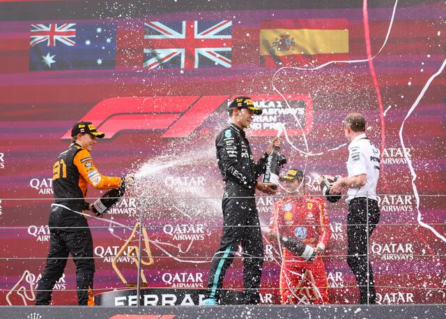 George Russell lässt sich feiern. | Foto: GEPA pictures