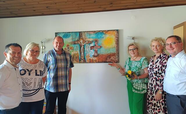 Silvia Janits (3. v.r.) sorgt mit ihren Kunstwerken für die Verschönerung der Leichenhalle in Kleinbachselten. | Foto: Anika Paul