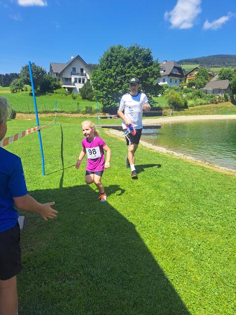 Rosa Maierhofer, die jüngste Starterin auf dem Weg ins Ziel