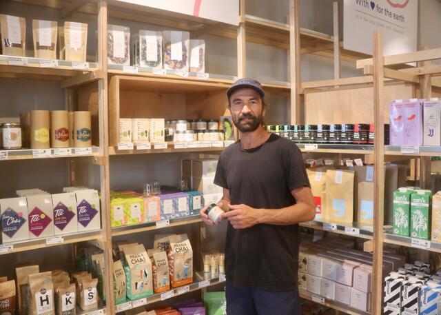 Johnny Huemer ist stolz auf seine "Helden", die vielen kleinen, unabhängigen Produzenten mit ihren tollen Produkten  | Foto: Ulrike Kozeschnik-Schlick