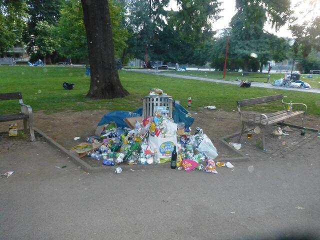 Einer von vielen übervollen Mistkübeln.
Wervolle Rostoffe wie Glas, Aluminium und div. Plastiksorten werden als Restmüll entsorgt.