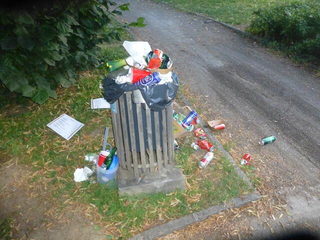Einer von vielen übervollen Mistkübeln.
Wervolle Rostoffe wie Glas, Aluminium und div. Plastiksorten werden als Restmüll entsorgt.