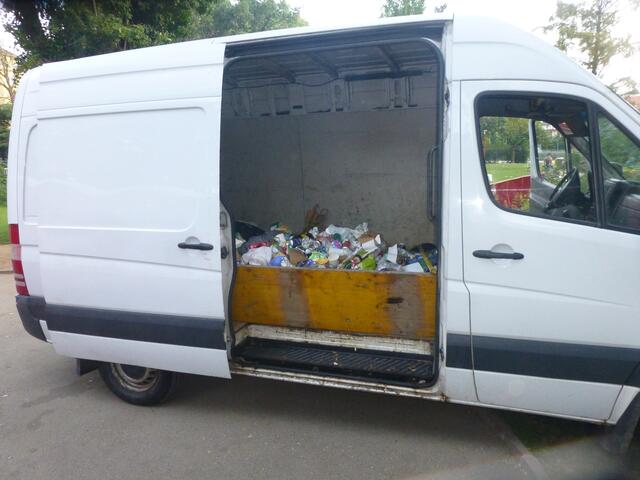 Ganz langsam wir der Bus mit Restmüll befüllt...