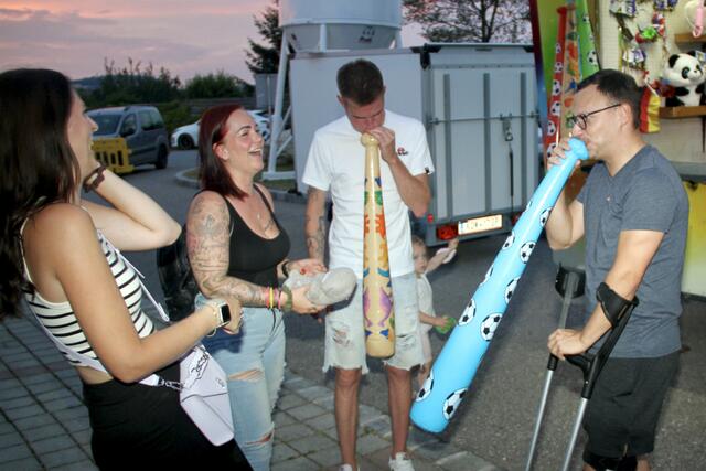 Die Stimmung war schon am Nachmittag nicht nur im Festzelt sondern auch drum herum im Vergnügungspark ausgelassen.