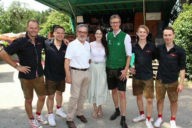 Die Krochledern mit Bgm. Engelbert Huber und die Gastgeberfamilie "Da Finz" | Foto: Wutte