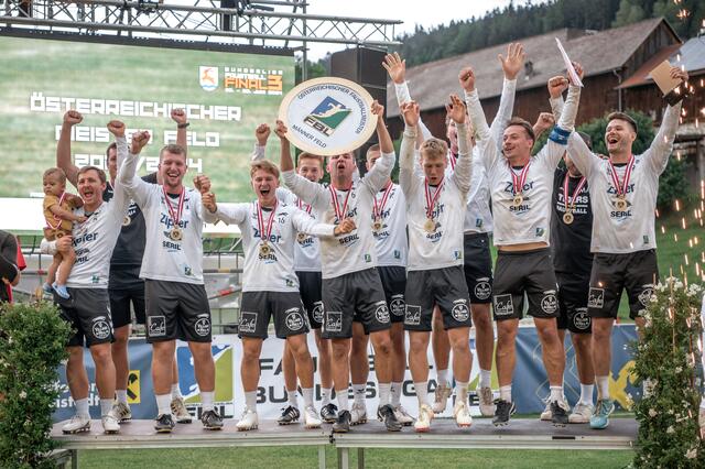 Die Vöcklabrucker Tigers jubelten beim Final3-Turnier in Hirschbach über den zehnten Staatsmeistertitel am Feld. | Foto: Jasmin Preslmayr