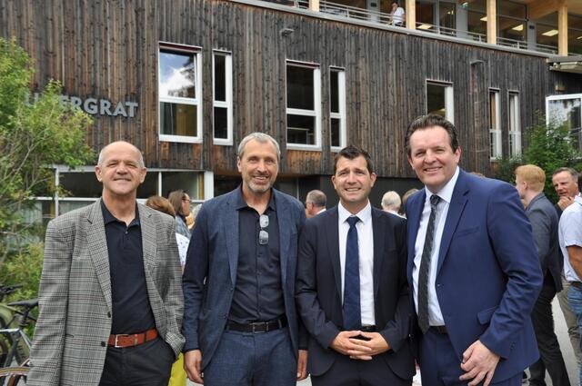 Kurt Kapeller von der Umweltabteilung des Landes, Naturpark-Geschäftsführer Ernst Partl, Bürgermeister Alexander Jäger und Landesrat Rene Zumtobel vor dem Naturparkhaus.