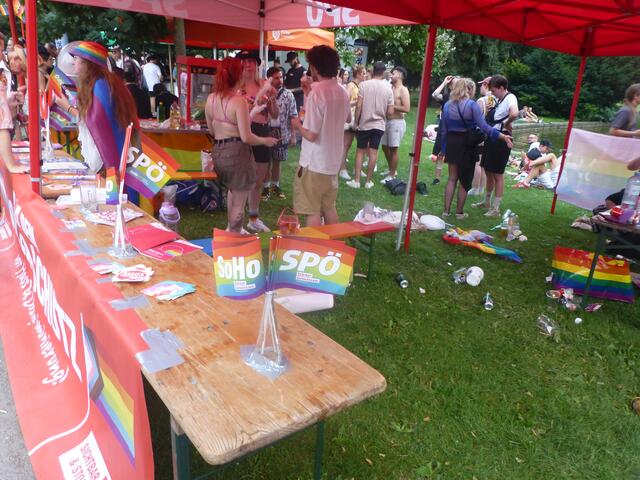 Abfalltechnische Impressionen vom Parkfest, das im Grazer Volksgartenpark, den Schlusspunkt vom ,Pride Month 2024" in der Ökostadt Graz setzte.
Die Themen ordentliche Abfallensorgung und "gscheit Feiern" dürften bei der SPÖ noch nicht bekannt sein...