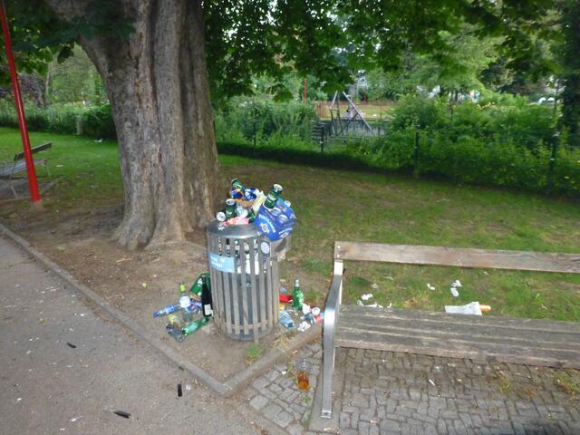 Einer von vielen übervollen Mistkübeln.
Wervolle Rostoffe wie Glas, Aluminium und div. Plastiksorten werden als Restmüll entsorgt.
