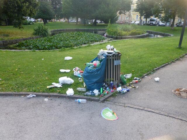 Einer von vielen übervollen Mistkübeln.
Wervolle Rostoffe wie Glas, Aluminium und div. Plastiksorten werden als Restmüll entsorgt.