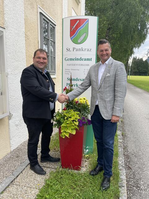 Michael Gruber gratuliert Reinhold Redtenbacher (li.), dem neuen Bürgermeister von St. Pankraz. | Foto: Weymayer