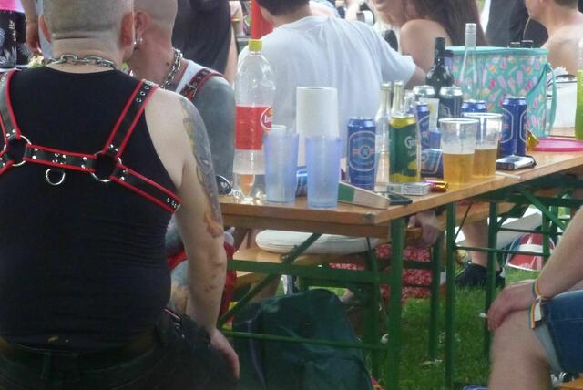 Abfalltechnische Impressionen vom Parkfest, das im Grazer Volksgartenpark, den Schlusspunkt vom ,Pride Month 2024" in der Ökostadt Graz setzte.
Diese beiden blauen Becher könnten ev. Pfandbecher sein, oder bin ich zu optimistisch?