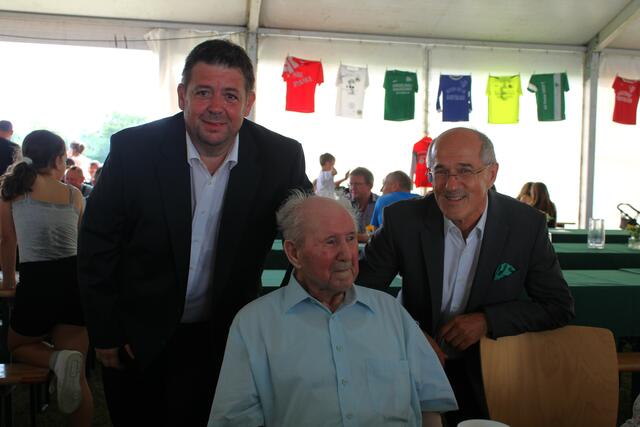 Obmann Dieter Steiner (links) und Obmann Stellvertreter Johannes Hafner mit dem ältesten SK Pama Mitglied Stefan Hafner. 