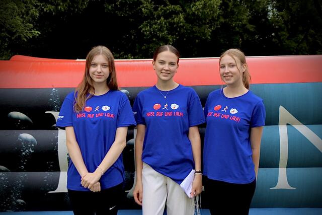 Amelie, Anna und Leonie | Das dritte jährliche Sportevent „HAKletics“ brachte Schüler, Lehrer und Gäste zusammen, um einen Tag voller sportlicher Aktivitäten zu erleben.  | Foto: Alejandra Ortiz