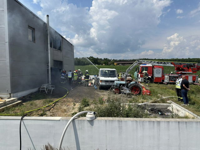  120 Feuerwehrkameraden mit 20 Fahrzeugen rückten zu einem Großbrand im Industriegebiet Lackendorf aus.  | Foto: FF Lackendorf