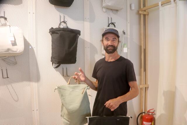 Natürlich dürfen auch die schönen Qwstion-Taschen nicht fehlen, schließlich hat Johnny Huemer früher hier seinen Taschen-Store geführt. | Foto: Ulrike Kozeschnik-Schlick