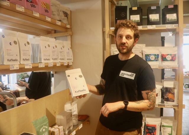 Kaffeespezialist Gianni vom früheren Café "Wolfgang" erklärt gerne, was es mit den vielen, unterschiedlichen Kaffees heimischer Röstereien auf sich hat. | Foto: Ulrike Kozeschnik-Schlick