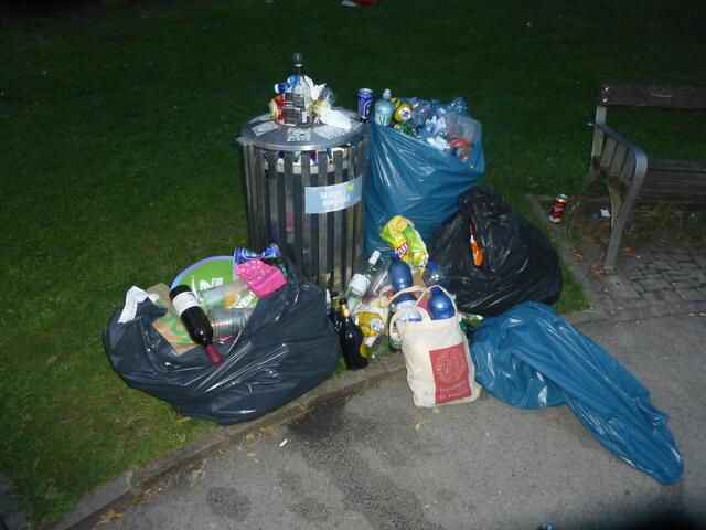 Einer von vielen übervollen Mistkübeln.
Wervolle Rostoffe wie Glas, Aluminium und div. Plastiksorten werden als Restmüll entsorgt.
