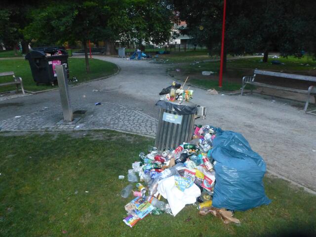 Einer von vielen übervollen Mistkübeln.
Wervolle Rostoffe wie Glas, Aluminium und div. Plastiksorten werden als Restmüll entsorgt.