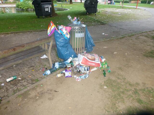 Einer von vielen übervollen Mistkübeln.
Wervolle Rostoffe wie Glas, Aluminium und div. Plastiksorten werden als Restmüll entsorgt.