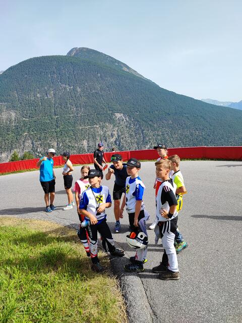 Thomas Kammerlander vom ÖRV gab den Kids vor den Rennläufen in Imsterberg wertvolle Tipps. | Foto: ÖRV