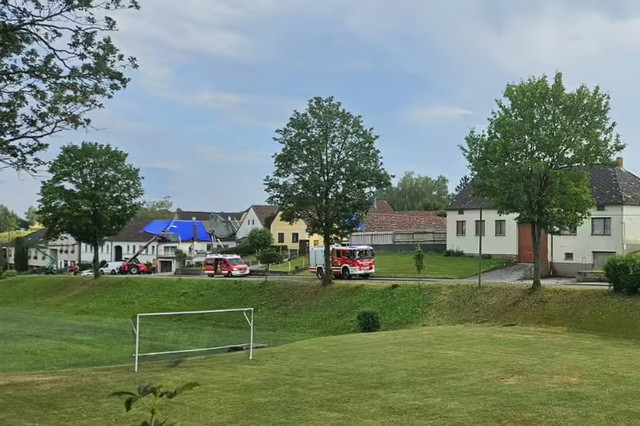 Feuerwehrkräfte beginnen mit der Sicherung der Häuser. | Foto: BFK WT / St. Mayer