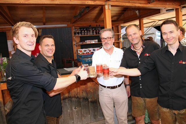 Gute Laune bei Bürgermeister Engelbert Huber und der Musik | Foto: Wutte