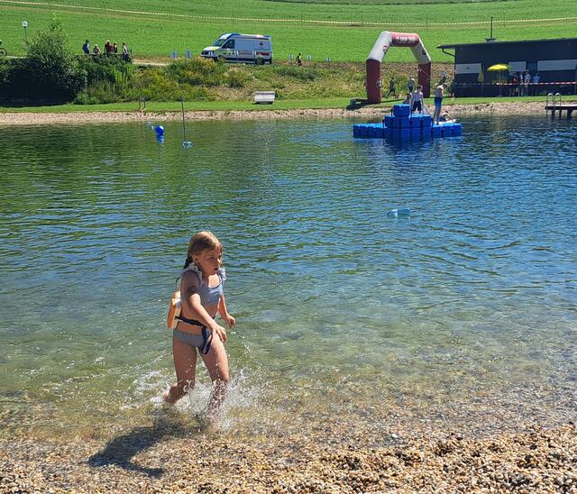 Ob mit Schwimmhilfe oder kraulend, der See muss einmal durchquert werden.
