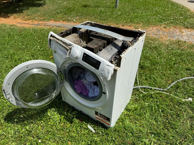 Die Waschmaschine hat aus unbekannter Ursache Feuer gefangen. | Foto: FF Schwechat