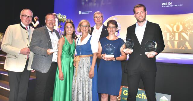 Persönlichkeiten aus dem Bezirk Hollabrunn rocken Niederösterreich.
Landeshauptfrau Hanni Mikl-Leitner stammt aus Grosharras, Weinkönigin Laura Hummel aus Niederschleinz, Weinbaupräsident Reinhard Zöchmann aus Roseldorf, die beiden Winzer Heinzl und Laurer aus Deinzendorf, LH Stv. Stephan Pernkopf  | Foto: Herbert Schleich