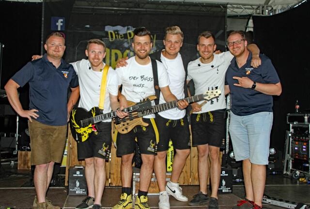 Die Partyhirschen mit Kommandant Anton Findenig (links) und seinem Stellvertreter Marcel Knabl (rechts) | Foto: Privat