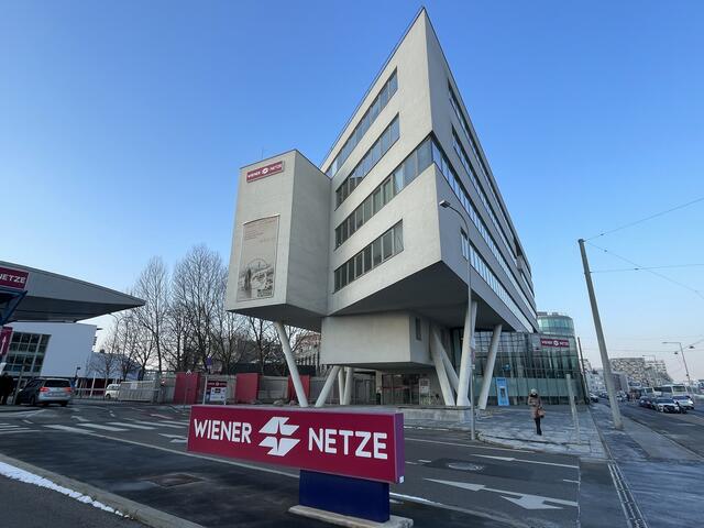 Nach dem akuten Einsatz der Feuerwehr übernahmen die Wiener Netze die weiteren Arbeiten. | Foto: Johannes Reiterits