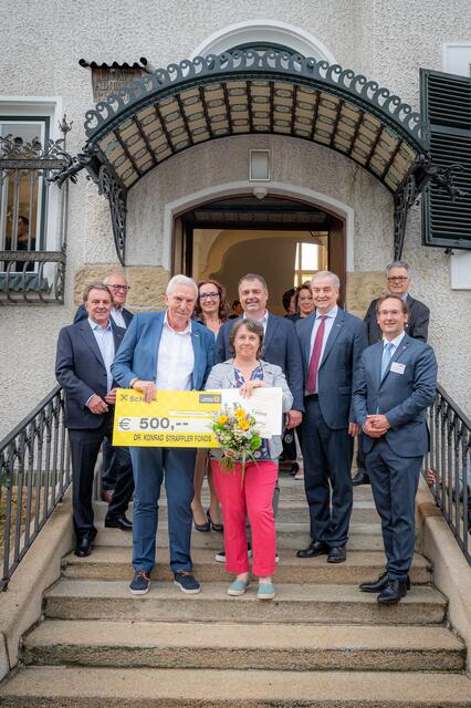 WKNÖ- Präsident Wolfgang Ecker, Raika Direktor Andreas Korda, Frau in der Wirtschaft Bezirksvorsitzende Sabine Danzinger, Unternehmerin Sonja Bergler, Raika Direktor Christoph Hackel, Vizepräsident Christian Moser, Bezirksstellenobmann a.D. Peter Hopfeld und Bezirksstellenobmann Andreas Minnich (v.l.). | Foto: Johannes Ehn