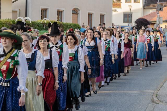 Nette Idee: Die ehemaligen Marketenderinnen waren geladen und in großer Zahl anwesend. | Foto: Paul Weber