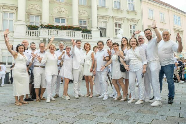 GR Zsuzsanna Fluch, GR Peter Koczan, StR Stefan Eitler, GR Helmut Hofer-Gruber, Vizebürgermeisterin Helga Krismer, GR Peter Preitler, GR Judith Händler, Bürgermeister Stefan Szirucsek, StR Angela Stöckl-Wolkerstorfer, GR Gerlinde Brendiger, StR Herbert Dopplinger, GR Nisret Bujari, GR Anne Sass, StR Petra Haslinger, GR Sabine Macha, GR Claus Grünwald, StR Franz Schwabl und StR Hans Hornyik. | Foto: 2024psb/c.kollerics