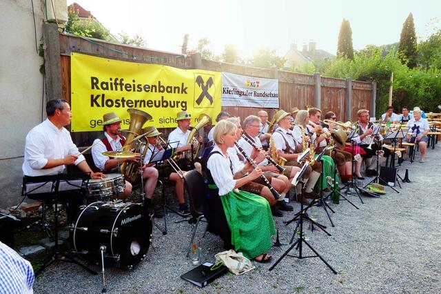 Pfarrer Simon ergänzte für kurze Zeit den Musikverein Kierling am Schlagzeug.
 | Foto: Hans Ludwig