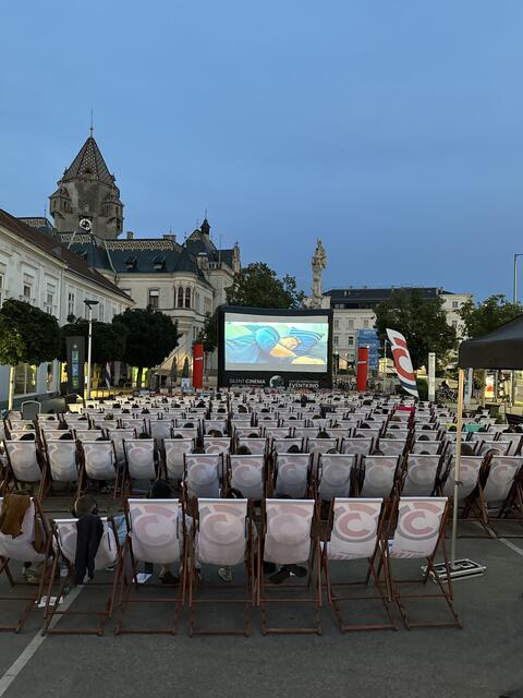 Zahlreiche Besucher genossen bei frischem Popcorn den lustigen Film und einen der ersten lauen Sommerabende. | Foto: Stadtgemeinde Korneuburg