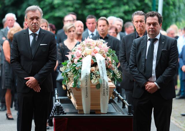Präsident Christian Jauk (l.) und Sturms Vorstand begleiteten den Sarg. | Foto: GEPA
