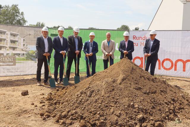 Günter Moser (Unicredit Bank Austria AG), Baumeister Thomas Planitzer (traisenbau GmbH), Andreas Malai (athome), Architekt Alexander Hießböck (athome), Roman Drbusek (goya GmbH), Bürgermeister Georg Hagl (Bürgermeister Gemeinde Judenau-Baumgarten), Josef Wiesinger (athome). | Foto: V. Kral/teamneunzehn