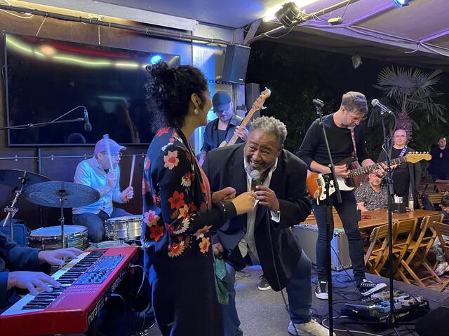 Auf der Bühne gibt es reichlich Platz für die wechselnden Acts, die zwei bis dreimal im Monat auftreten werden. Bezirksvorsteherin Saya Ahmad (SPÖ, r.) war bei der damaligen Eröffnung der Summerstage dabei und schwang zur Musik von Big John die Hüften.  | Foto: Patricia Hillinger