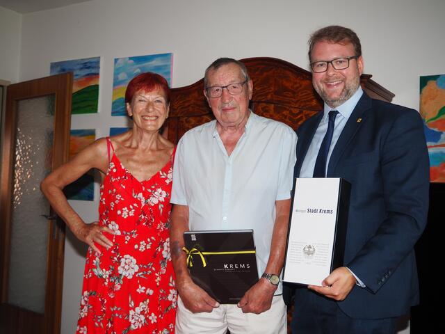 Kurt Gruber feierte seinen 80. Geburtstag. Vizebürgermeister Florian Kamleitner übermittelte die Glückwünsche der Stadt Krems. Erste Gratulantin war natürlich Gattin Ilona Brennicke. | Foto: Stadt Krems