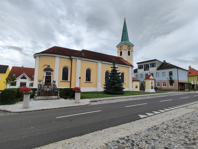 Bereits im Ortszentrum geht man an der Pfarrkirche ,,hl.Anna" vorbei... | Foto: I.Wozonig