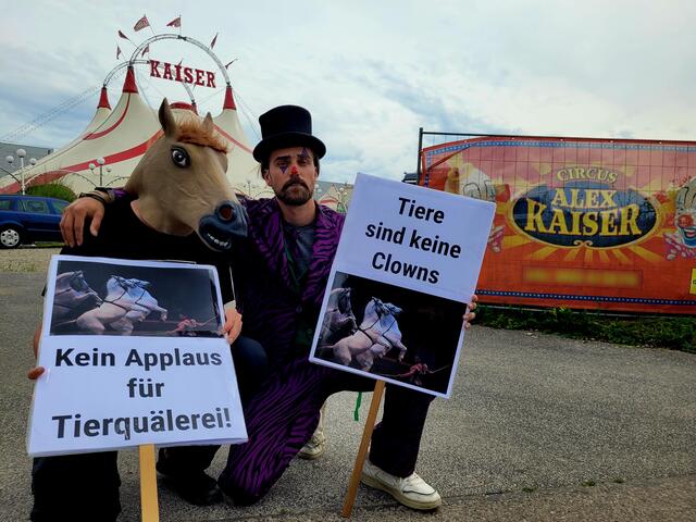 Am 1. Juli versammelten sich Mitglieder des "Vereins gegen Tierfabriken" (VGT) vor dem Zirkus Alex Kaiser in Margareten, um dort gegen Tierschutzverstöße zu demonstrieren. | Foto: VGT.at
