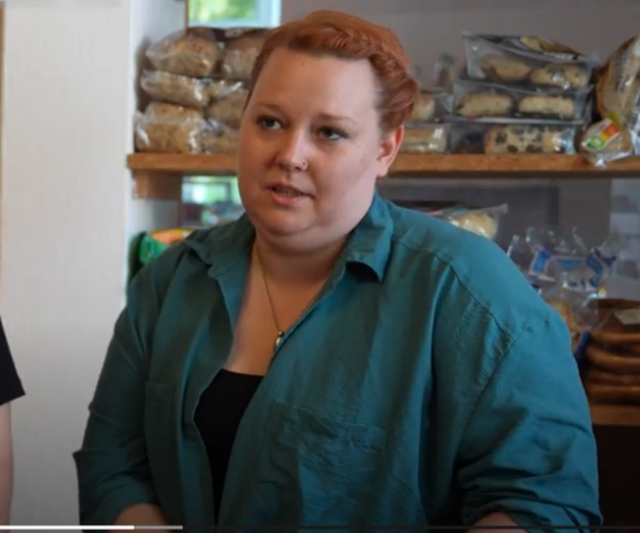 "Beim Sozialmarkt Flachgau Nord geht es einerseits darum, bedürftigen Leuten, die sich finanziell schwertun, den Zugang zu Lebensmittel zu erleichtern. Andererseits der Lebensmittelverschwendung vorzubeugen", sagt die Leiterin des Sozialmarktes Rose Huber | Foto: Stefan Schubert