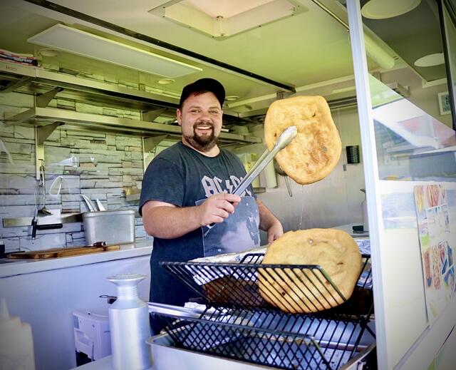 Für diejenigen, die sich nicht selbst verpflegen wollten, standen einige Foodtrucks bereit, die eine vielfältige Auswahl an Speisen und Getränken anboten. Besonders beliebt waren köstliche Langos, erfrischende Hugo-Cocktails und Honig-Spritzer, die den Besuchern eine genussvolle Abwechslung boten. | Foto: Alejandra Ortiz