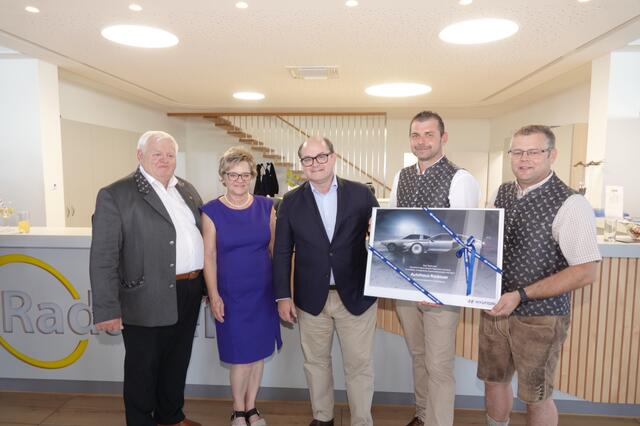 Roland Punzengruber (Mitte) hatte als Vertreter der Marke Hyundai nicht nur lobende Worte und das neue Flagschiff im Gepäck, sondern auch Geschenke zur gelungenen Markeneinführung. | Foto: Michael Blinzer